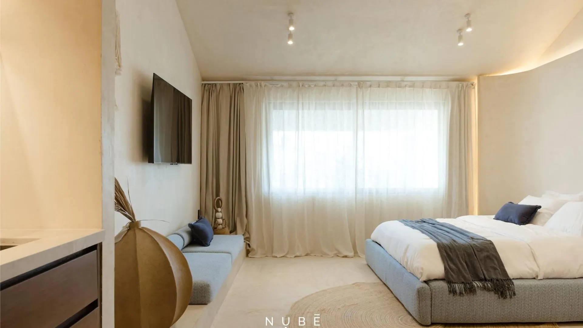 Aesthetic Design Suite Aire With Pool location